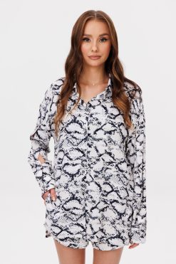 Рубашка с разрезами на рукавах